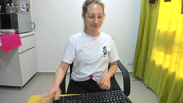 Snapshot of Adele_johnsonn1 chatting on 01/17/25, 06:02 Adele johnsonn1 online show from 01/17/25, 06:02