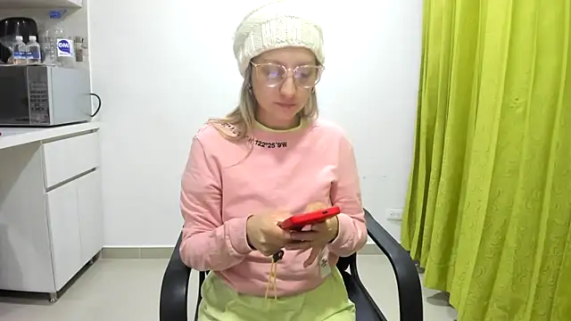 Snapshot of Adele_johnsonn1 chatting on 01/29/25, 10:27 Adele johnsonn1 online show from 01/29/25, 10:27