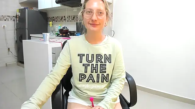 Snapshot of Adele_johnsonn1 chatting on 02/06/25, 06:46 Adele johnsonn1 online show from 02/06/25, 06:46