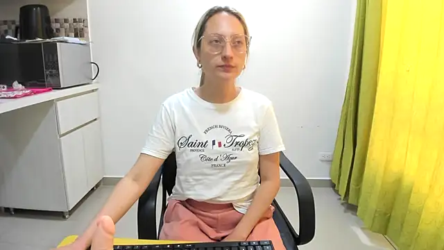 Snapshot of Adele_johnsonn1 chatting on 02/17/25, 04:26 Adele johnsonn1 online show from 02/17/25, 04:26