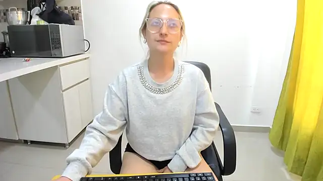 Snapshot of Adele_johnsonn1 chatting on 03/13/25, 05:50 Adele johnsonn1 online show from 03/13/25, 05:50