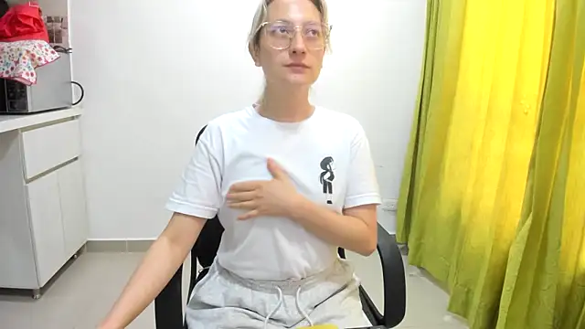 Snapshot of Adele_johnsonn1 chatting on 03/18/25, 02:59 Adele johnsonn1 online show from 03/18/25, 02:59