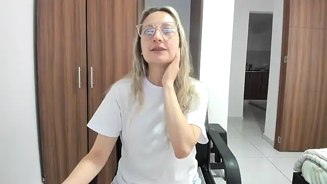 Snapshot of Adele_johnsonn1 chatting on 09/10/25, 04:29 Adele johnsonn1 online show from 09/10/25, 04:29