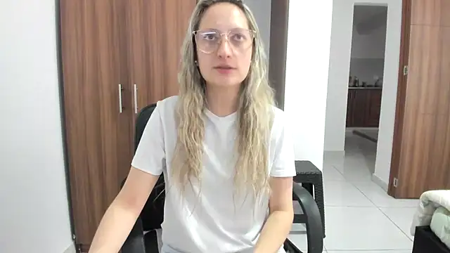 Snapshot of Adele_johnsonn1 chatting on 09/17/25, 04:08 Adele johnsonn1 online show from 09/17/25, 04:08