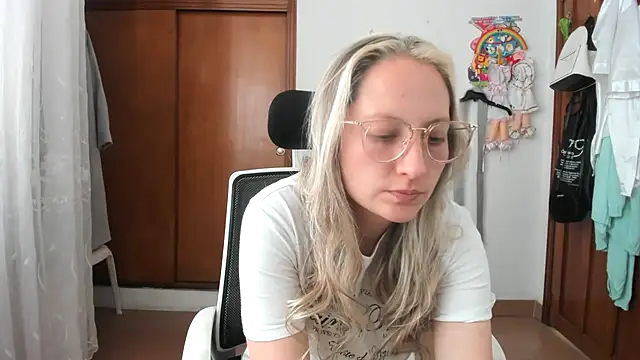 Snapshot of Adele_johnsonn1 chatting on 11/06/25, 03:46 Adele johnsonn1 online show from 11/06/25, 03:46