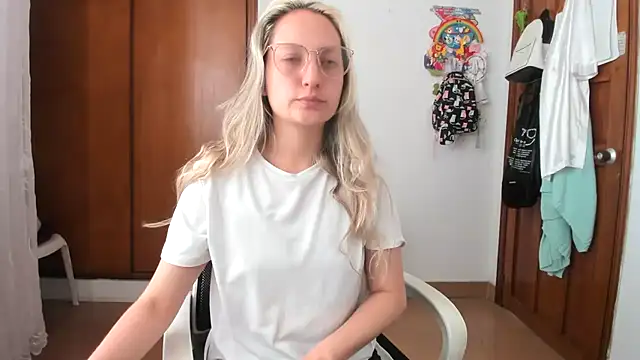 Snapshot of Adele_johnsonn1 chatting on 11/19/25, 03:45 Adele johnsonn1 online show from 11/19/25, 03:45