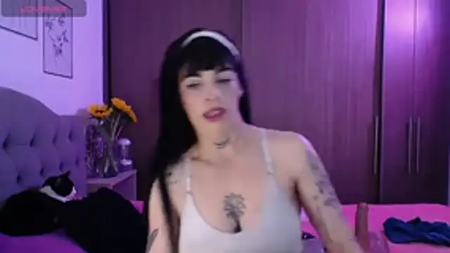 Snapshot of violett_honney chatting on 02/15/26, 09:00 violett honney online show from 02/15/26, 09:00