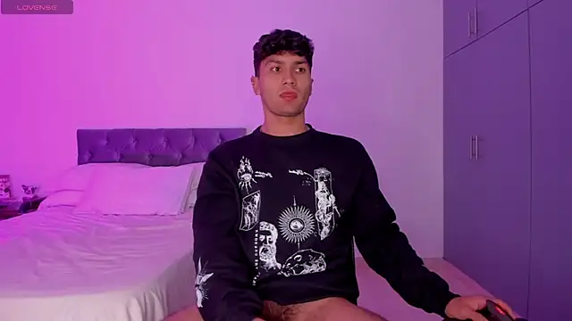 Snapshot of Valerio_James7 chatting on 02/11/25, 03:40 Valerio James7 online show from 02/11/25, 03:40