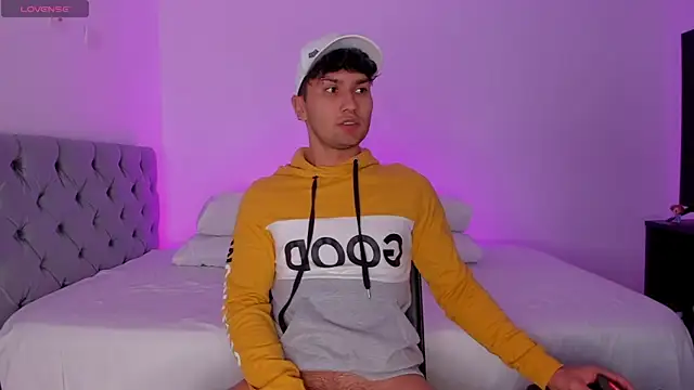 Snapshot of Valerio_James7 chatting on 03/14/25, 01:05 Valerio James7 online show from 03/14/25, 01:05