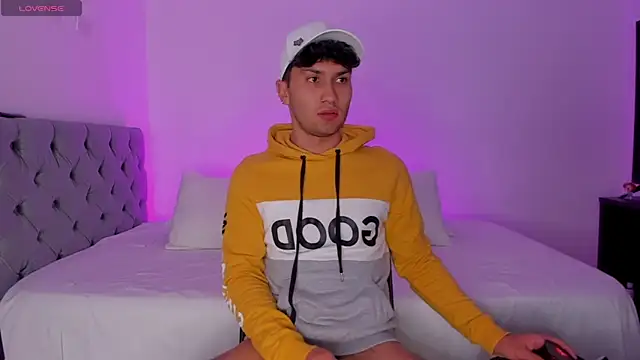 Snapshot of Valerio_James7 chatting on 03/14/25, 04:10 Valerio James7 online show from 03/14/25, 04:10