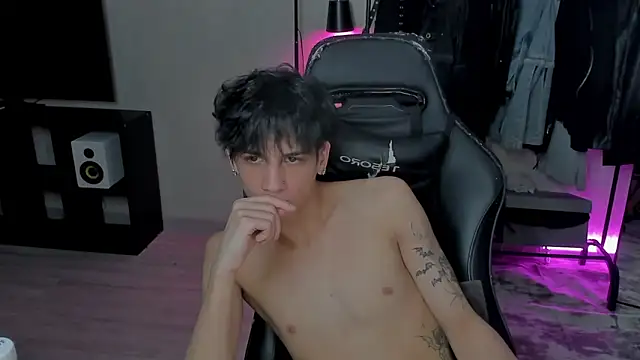 Snapshot of MarkBrowniii chatting on 02/16/25, 08:11 MarkBrowniii online show from 02/16/25, 08:11