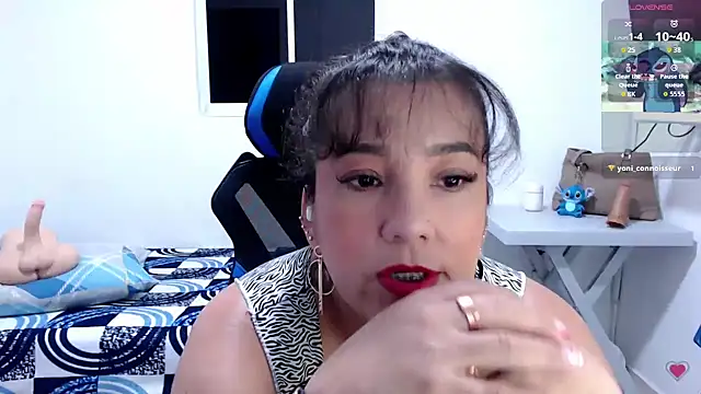 Snapshot of mom_hot__ chatting on 04/27/26, 07:01 mom hot online show from 04/27/26, 07:01