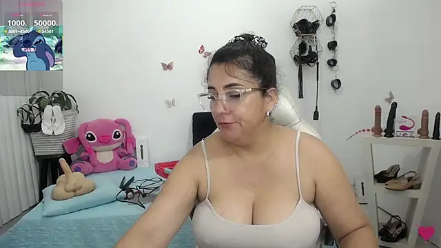 Snapshot of mom_hot__ chatting on 06/15/26, 05:59 mom hot online show from 06/15/26, 05:59