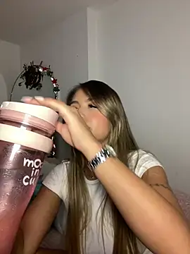  laura 02 online show from 12/12/24, 12:38