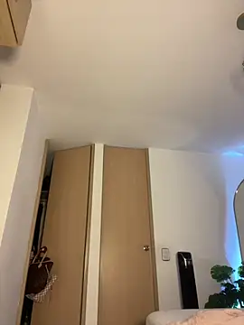  laura 02 online show from 12/16/24, 08:58