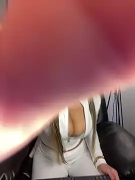  laura 02 online show from 12/17/24, 04:32