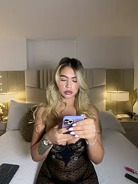 Snapshot of _laura_02 chatting on 04/21/26, 12:33 laura 02 online show from 04/21/26, 12:33