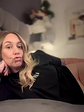 blondebitch2 online show from 11/15/25, 03:19