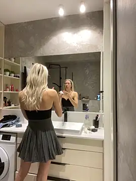 LuisaBecker online show from 12/08/24, 09:13