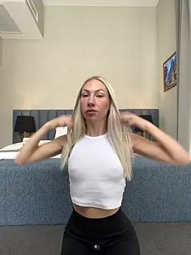 LuisaBecker online show from 12/24/24, 09:50