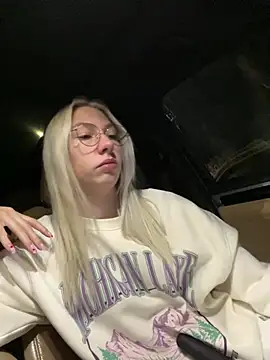 LuisaBecker online show from 03/17/25, 07:04