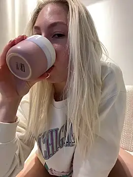 LuisaBecker online show from 03/18/25, 07:10