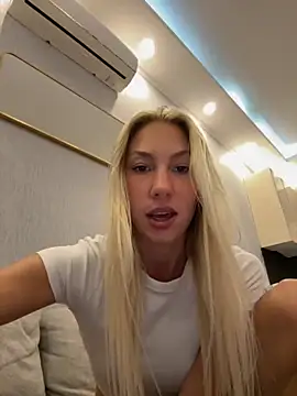 LuisaBecker online show from 10/02/25, 03:52