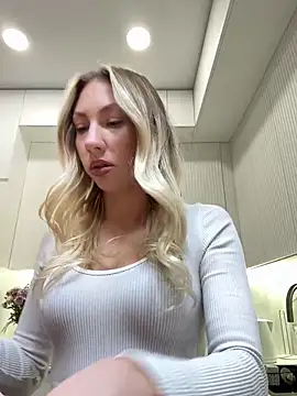 LuisaBecker online show from 12/15/25, 01:59