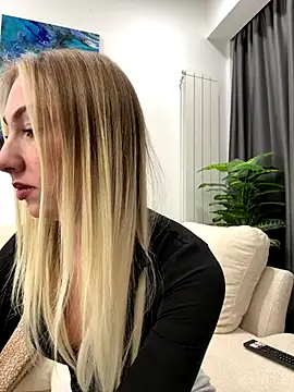 LuisaBecker online show from 12/21/25, 01:40