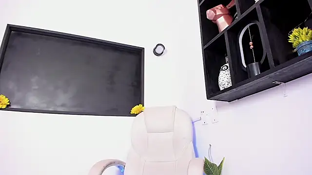 Snapshot of xenia_golden chatting on 03/06/26, 08:27 xenia golden online show from 03/06/26, 08:27