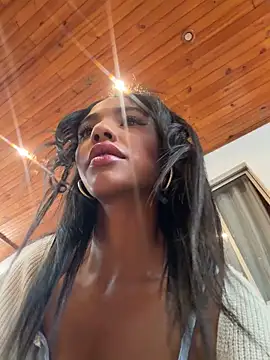 Snapshot of xenia_golden chatting on 04/24/26, 01:13 xenia golden online show from 04/24/26, 01:13