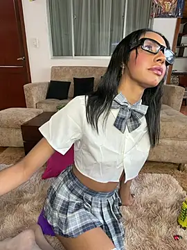 Snapshot of xenia_golden chatting on 07/27/26, 02:13 xenia golden online show from 07/27/26, 02:13