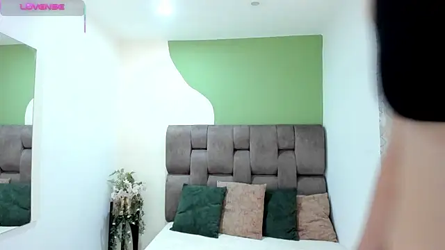  AlejaCruz  online show from 11/22/25, 07:24