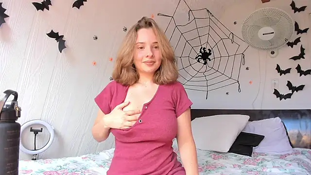 Snapshot of Sophy_Bunny chatting on 10/16/25, 08:54 Sophy Bunny online show from 10/16/25, 08:54