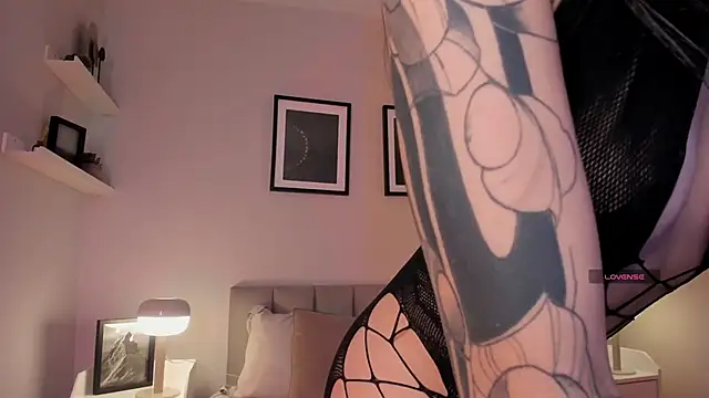 Violetta Nur online show from 04/16/26, 08:20