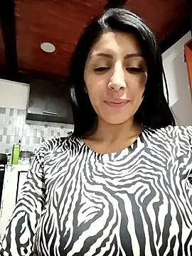 Snapshot of tiffani__love chatting on 04/14/26, 04:24 tiffani love online show from 04/14/26, 04:24