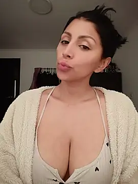 Snapshot of tiffani__love chatting on 06/24/26, 03:33 tiffani love online show from 06/24/26, 03:33