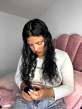 Snapshot of tati__22 chatting on 11/27/25, 04:53 tati 22 online show from 11/27/25, 04:53