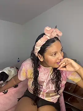 Snapshot of tati__22 chatting on 11/28/25, 05:15 tati 22 online show from 11/28/25, 05:15