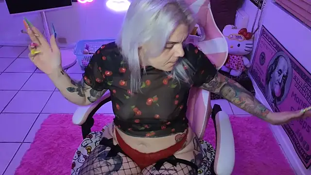 Snapshot of CherryBombBomb chatting on 01/31/25, 05:51 CherryBombBomb online show from 01/31/25, 05:51