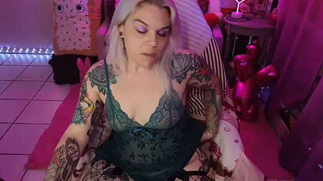 Snapshot of CherryBombBomb chatting on 02/20/25, 06:39 CherryBombBomb online show from 02/20/25, 06:39