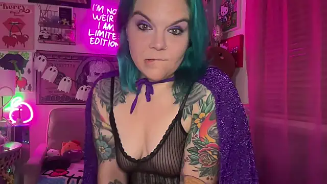 Snapshot of CherryBombBomb chatting on 10/28/25, 05:00 CherryBombBomb online show from 10/28/25, 05:00