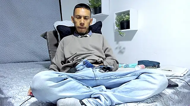 Snapshot of Aronxxs chatting on 02/10/25, 12:08 Aronxxs online show from 02/10/25, 12:08