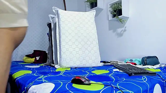 Snapshot of Aronxxs chatting on 03/22/25, 10:49 Aronxxs online show from 03/22/25, 10:49