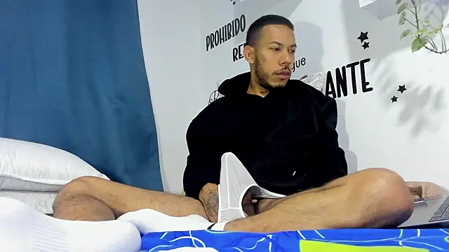 Snapshot of Aronxxs chatting on 10/20/25, 11:10 Aronxxs online show from 10/20/25, 11:10