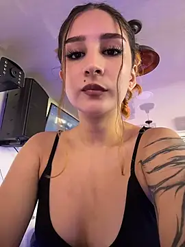 Snapshot of Mon_Cherry chatting on 04/23/26, 02:02 Mon Cherry online show from 04/23/26, 02:02