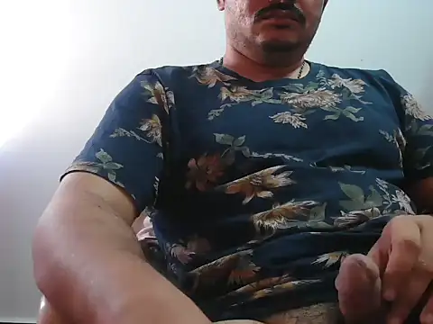 Snapshot of naughtymike0007 chatting on 04/21/26, 01:53 naughtymike0007 online show from 04/21/26, 01:53