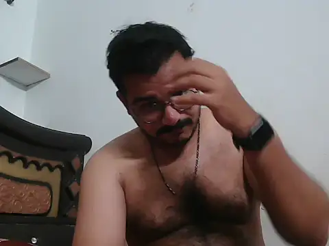 Snapshot of naughtymike0007 chatting on 04/28/26, 05:29 naughtymike0007 online show from 04/28/26, 05:29