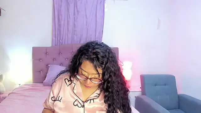 Snapshot of Latinabombsheell chatting on 03/18/26, 06:22 Latinabombsheell online show from 03/18/26, 06:22