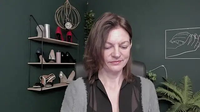 VivianWILD online show from 11/28/25, 07:44